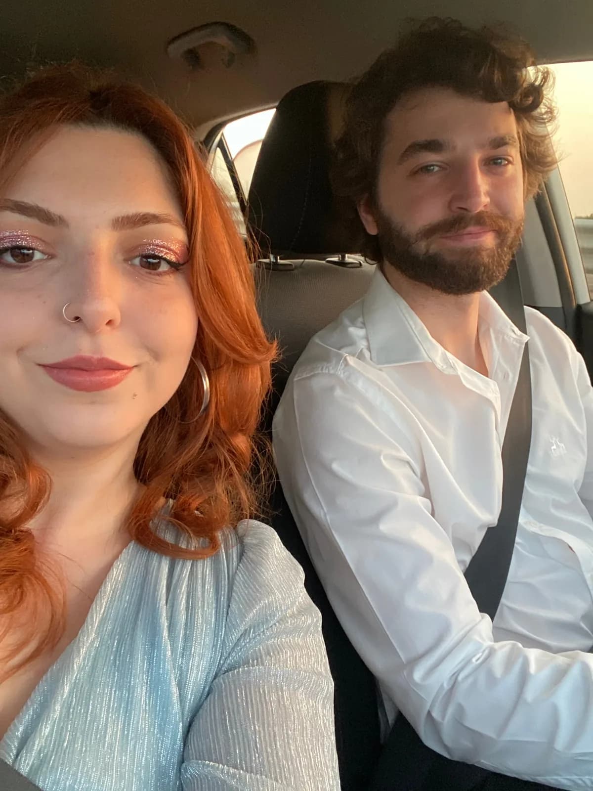Merve ve Gökhan arabada gün batımında