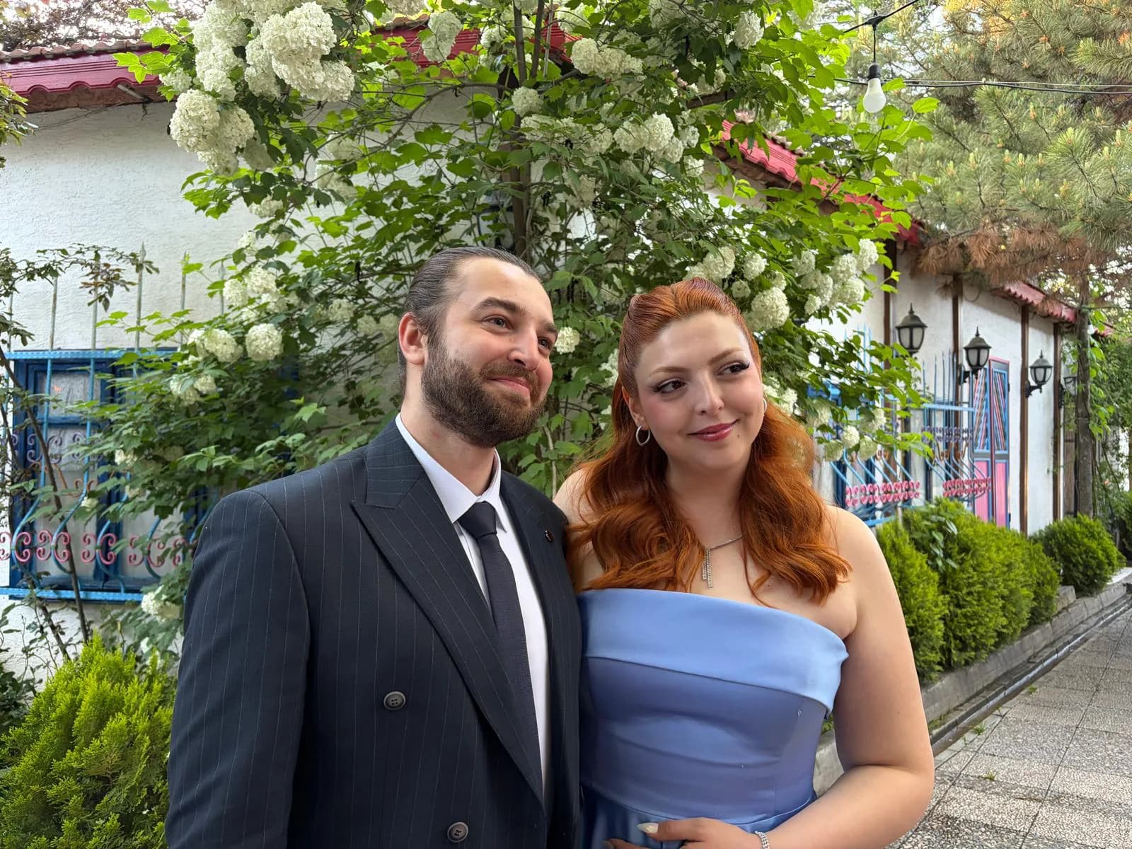 Merve ve Gökhan çiçeklerin altında