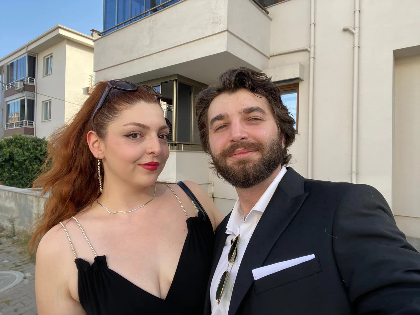 Merve ve Gökhan şık kıyafetleriyle