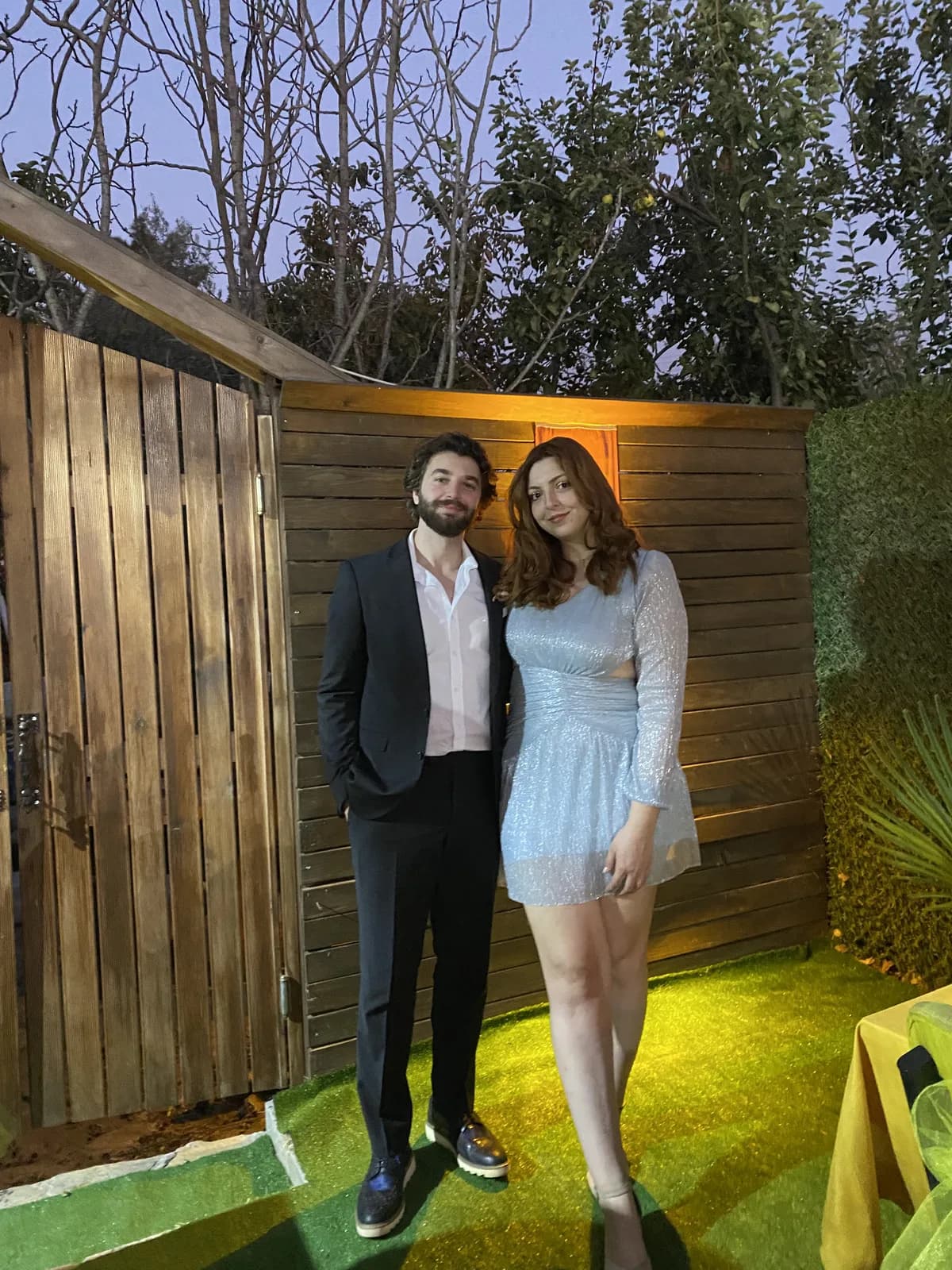 Merve ve Gökhan bahçede birlikte