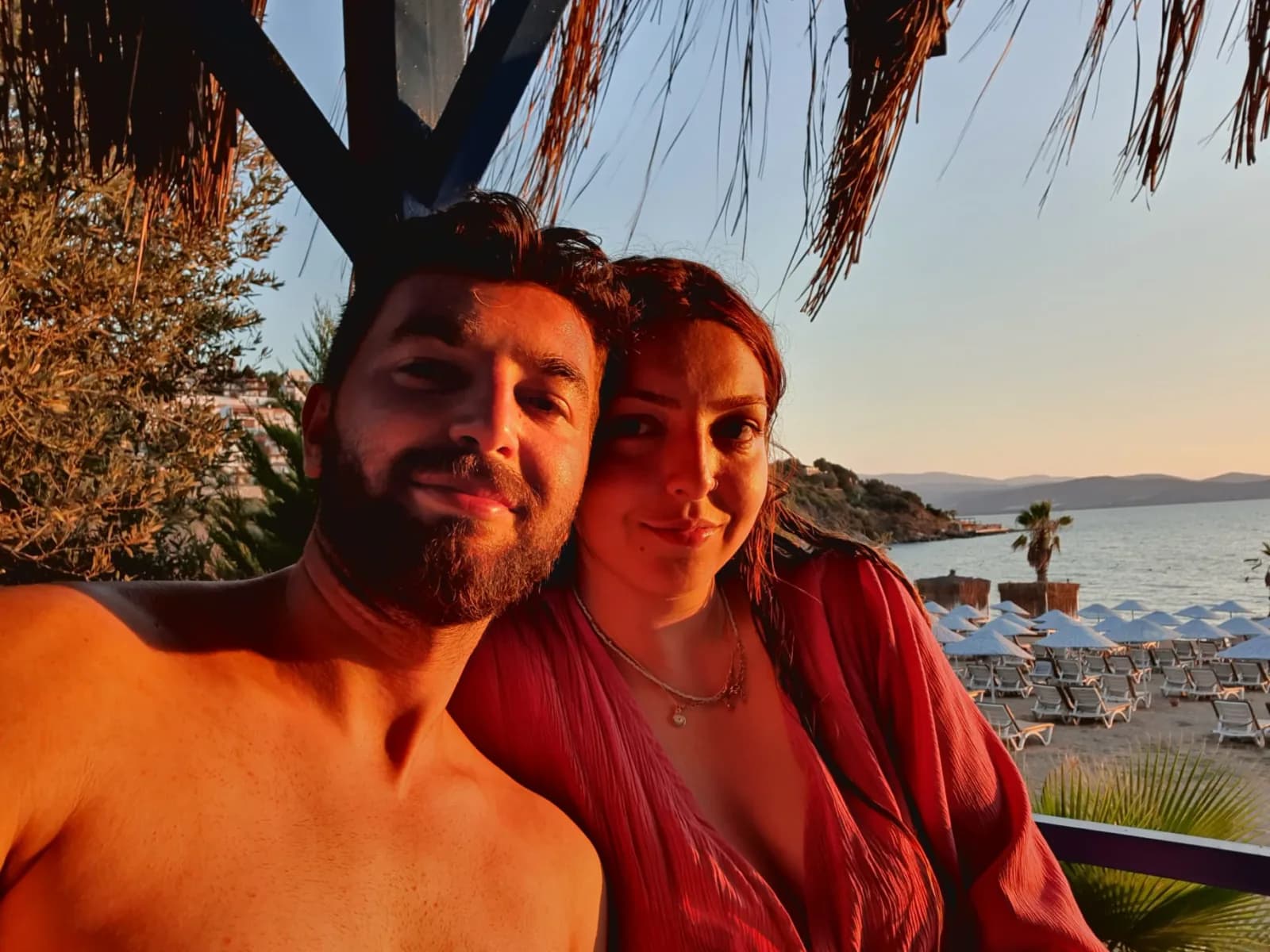 Merve ve Gökhan deniz kenarında gün batımında