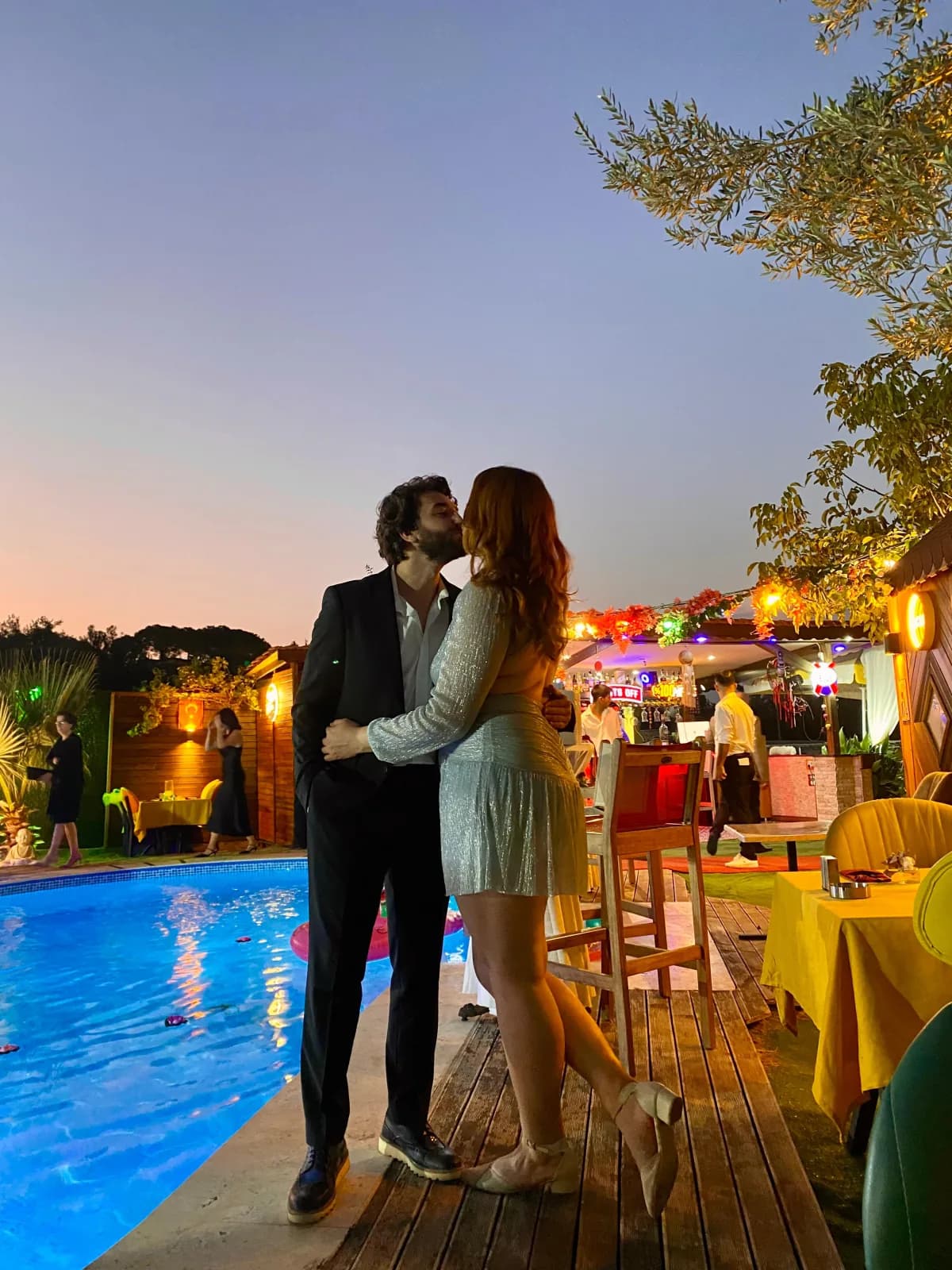 Merve ve Gökhan havuz başında dans ederken